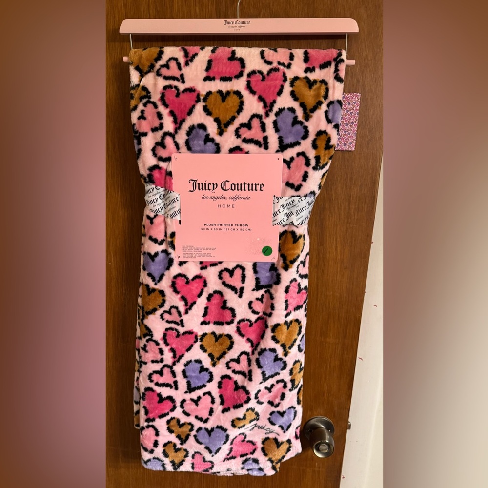 New with tags Juicy Couture plush printed throw size 50” by 60”, super soft 🩷💜💛💙